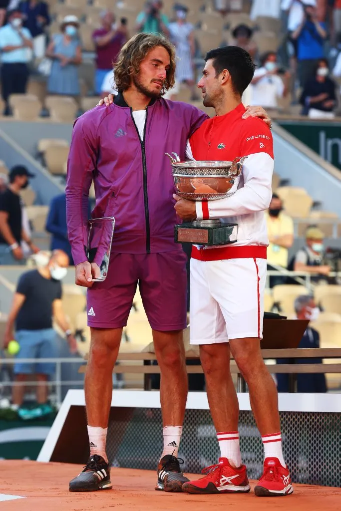 Stefanos y Nole tras la final de Roland Garros 2021. (Foto: Getty).