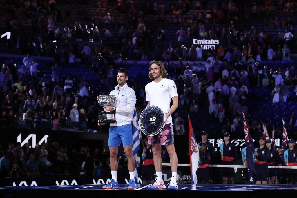 Djokovic y Tsitsipas en la entrega de premios del Abierto de Australia 2023. (Foto: Getty).