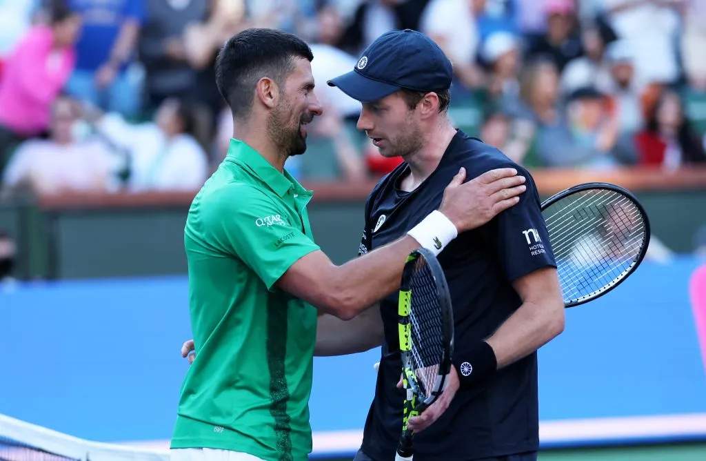 Nole y van de Zandschulp se saludan en la red tras su partido en Indian Wells. (Foto: Getty).