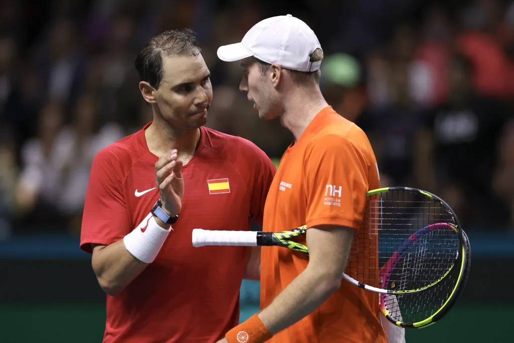 Nadal saluda a van de Zandschulp en su último partido como profesional en noviembre de 2024. (Foto: Getty).