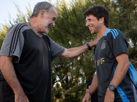 Bielsa visitó al C.T. de Argentina Sub 17 antes del Clásico en Montevideo