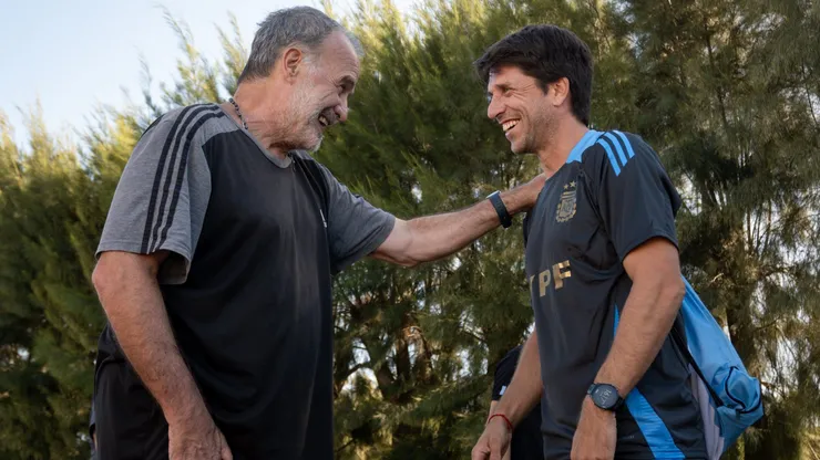 Diego Placente y Marcelo Bielsa se encontraron en Montevideo en la previa de un amistoso de la Selección Argentina Sub 17 con su par de Uruguay.