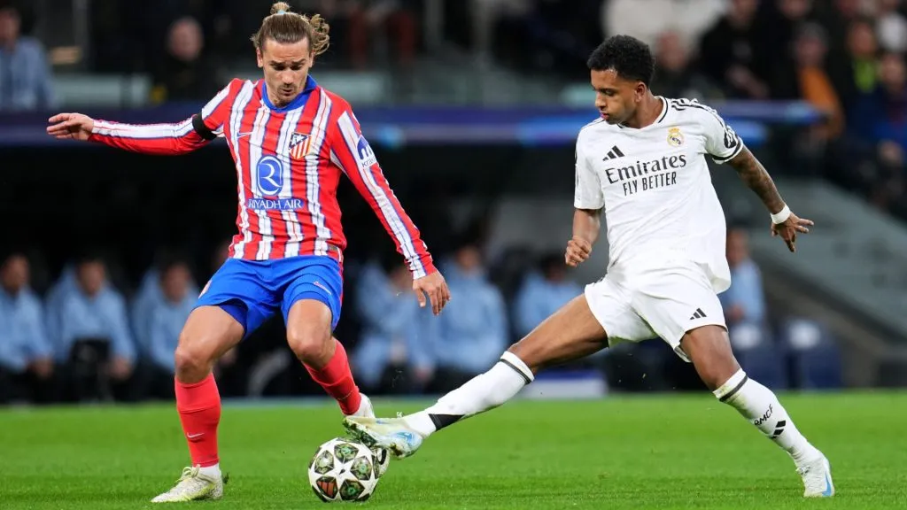 Griezmann y Rodrygo disputan la pelota en el último derby entre Real Madrid y Atlético Madrid. (Getty Images)