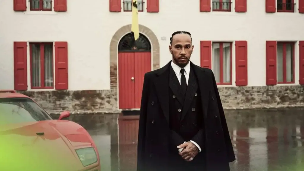 La foto de Hamilton con traje y corbata, frente a la casa de Enzo Ferrari.