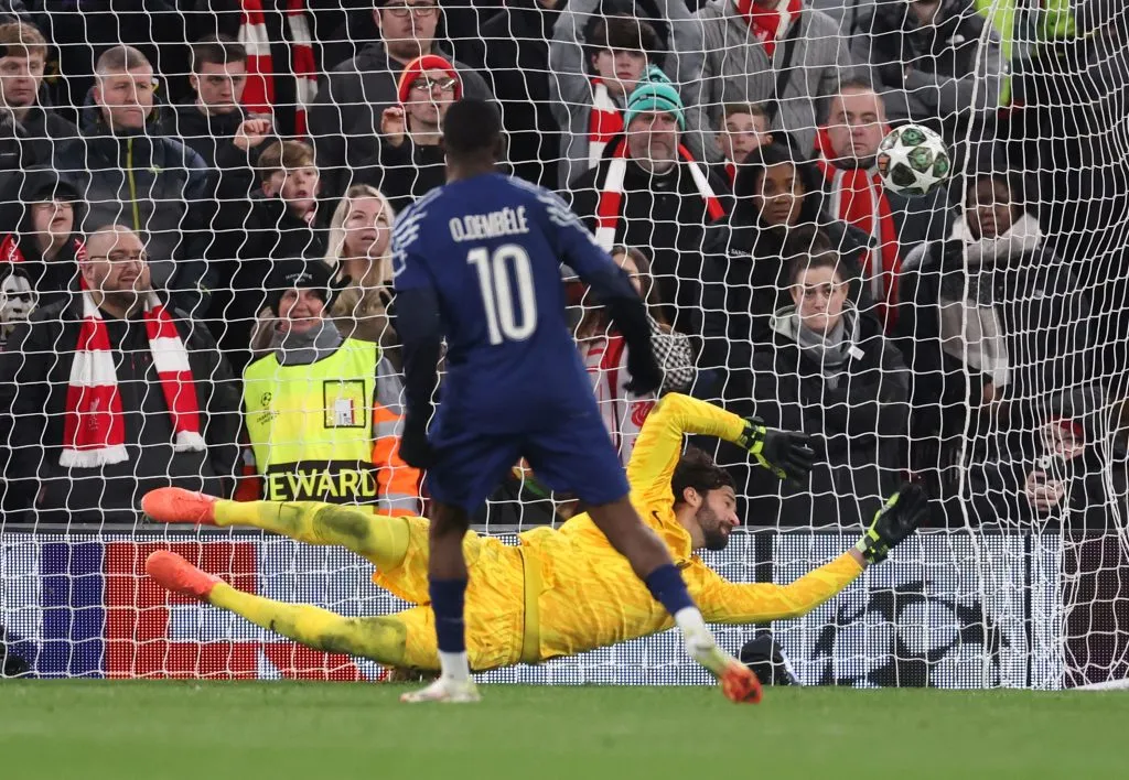 Dembélé pateó de derecha y nada pudo hacer Alisson.