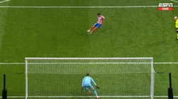 ¿La tocó dos veces? Así fue el penal de Julián Álvarez