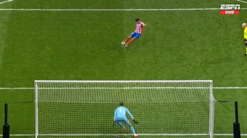 ¿La tocó dos veces? Así fue el penal de Julián Álvarez