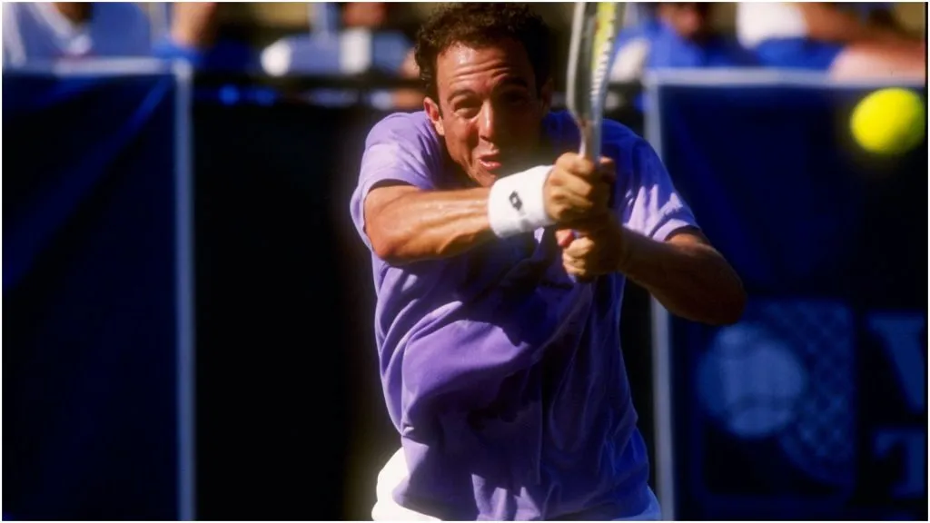 Jeff Tarango disputando un partido.