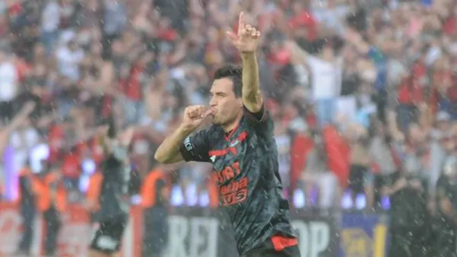 David Ramírez celebra su gol para el ascenso de Colón.