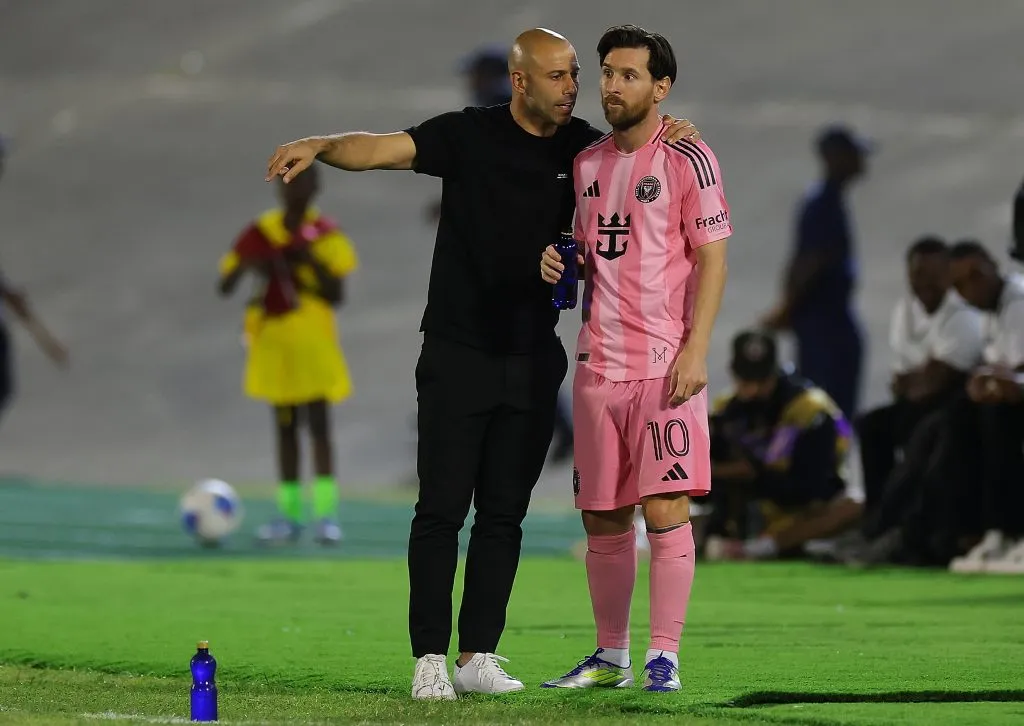 Mascherano habla con Messi previo a su ingreso en Jamaica.