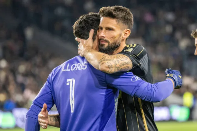 Giroud y Lloris lo esperan en Los Ángeles