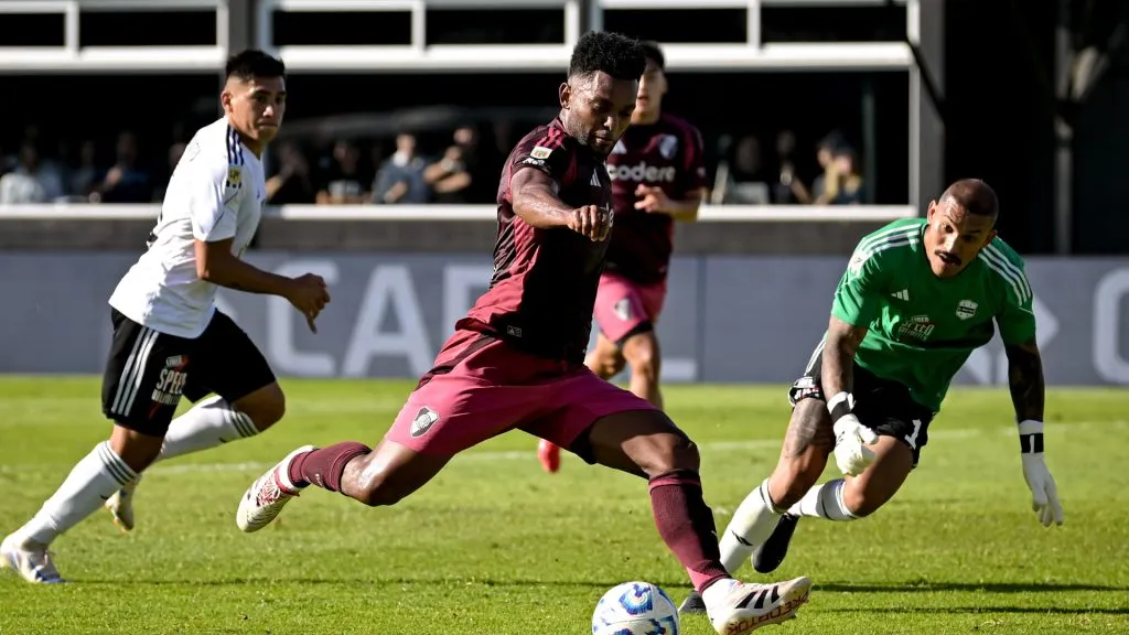 Miguel Borja en el duelo contra Deportivo Riestra.