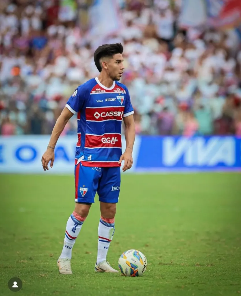 Pol Fernández fue expulsado en Fortaleza y los hinchas ya le perdieron el respeto.