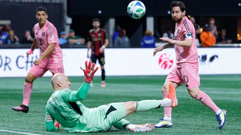 Lionel Messi la picó ante la salida de Guzan.