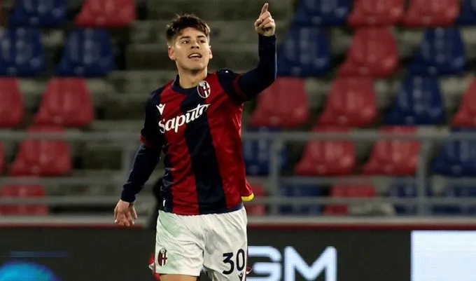 Benjamín Domínguez llegó a Ezeiza para comenzar a entrenarse con la Selección Argentina desde este mismo lunes.