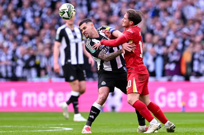 Newcastle planteó un juego físico que se impuso sobre Liverpool.