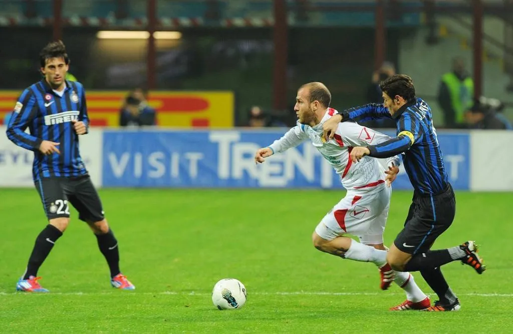 Llama marcado por Zanetti y bajo la mirada de Milito. Foto IG.