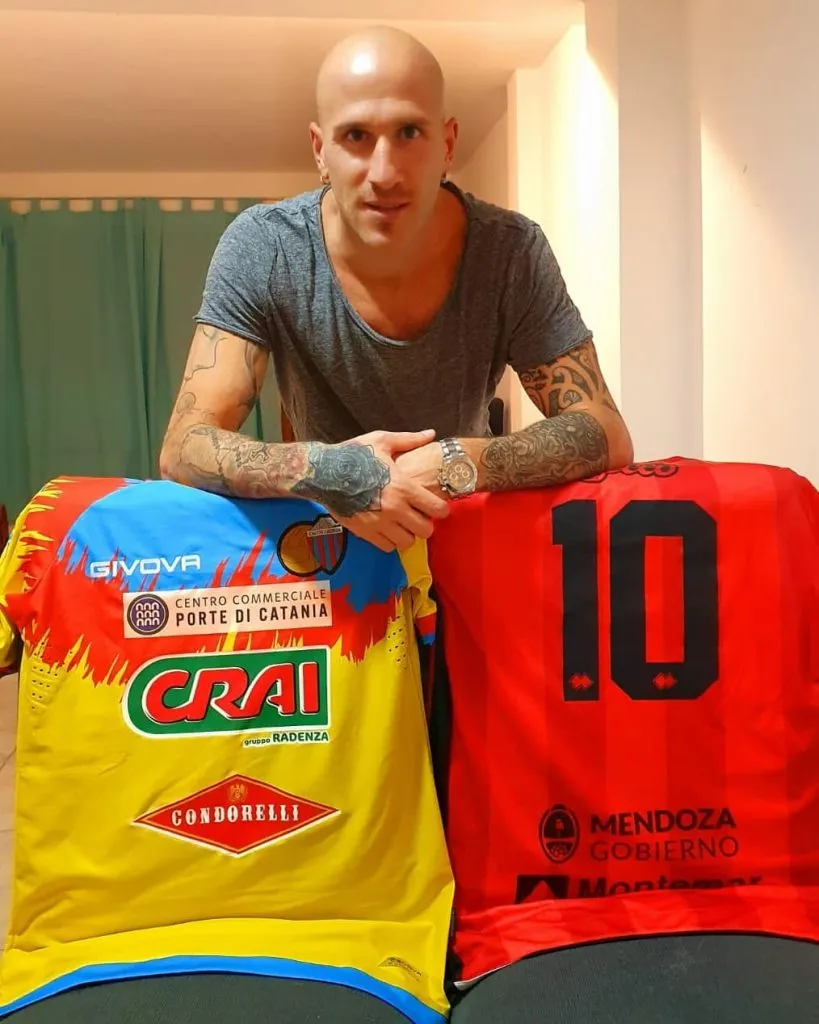 Llama donó camisetas de su colección para recaudar dinero. Foto IG.