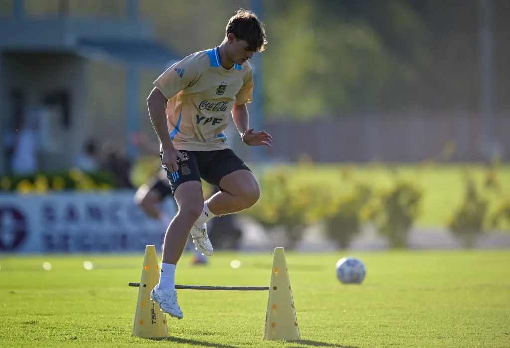 Nicolás Paz entrena en Ezeiza de cara a los duelos con Uruguay y Brasil.