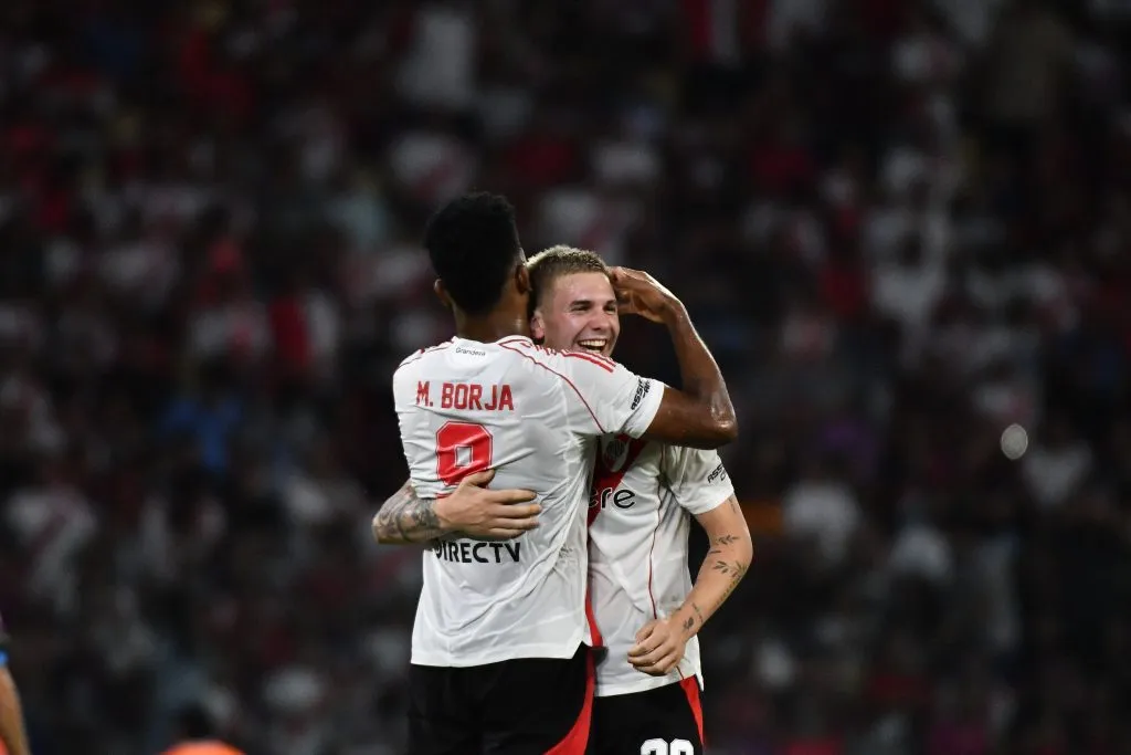 Franco Mastantuono celebra su gol ante Ciudad de Bolívar con Miguel Borja. (Foto: Prensa River).