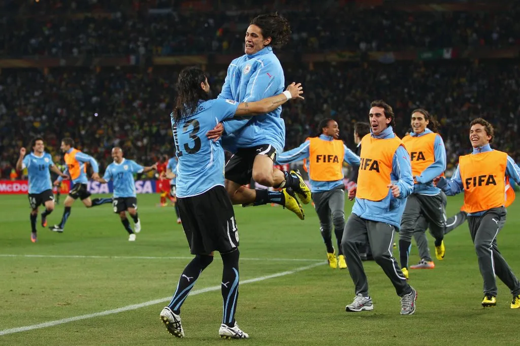 Cavani celebra con Abreu tras el histórico penal picado ante Ghana en el Mundial 2010. (Foto: Getty).