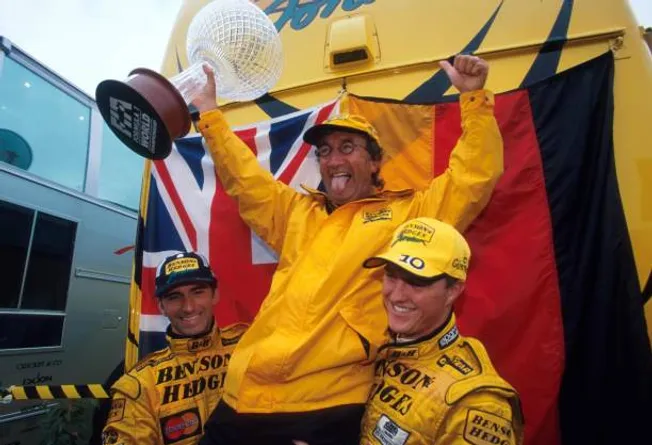 Eddie Jordan disfrutando del primer triunfo de su escudería en la F1.