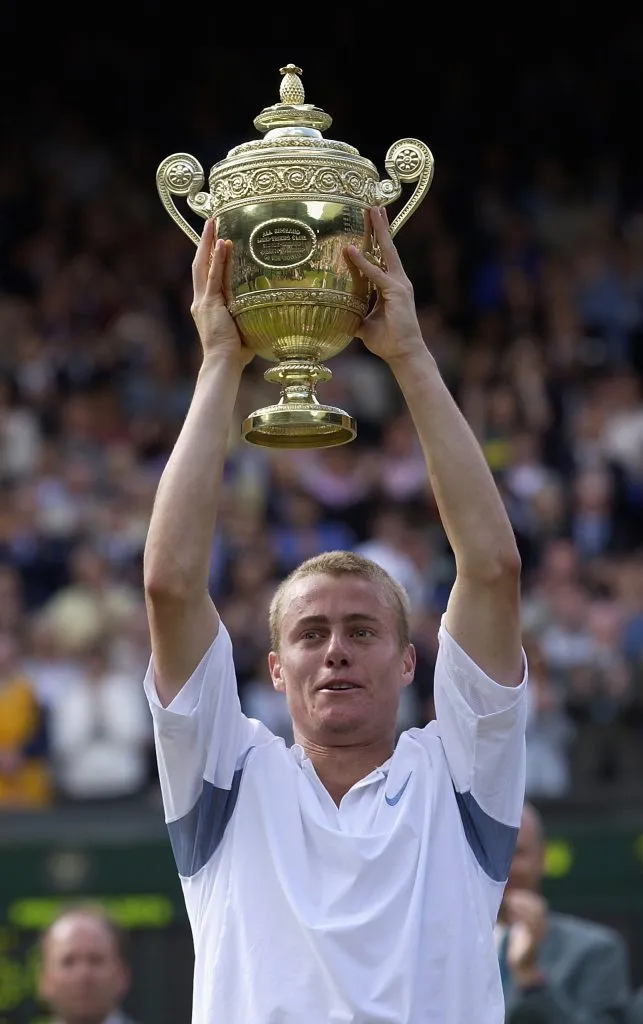 Lleyton Hewitt tras ganar Wimbledon en 2002. (Foto: Getty).