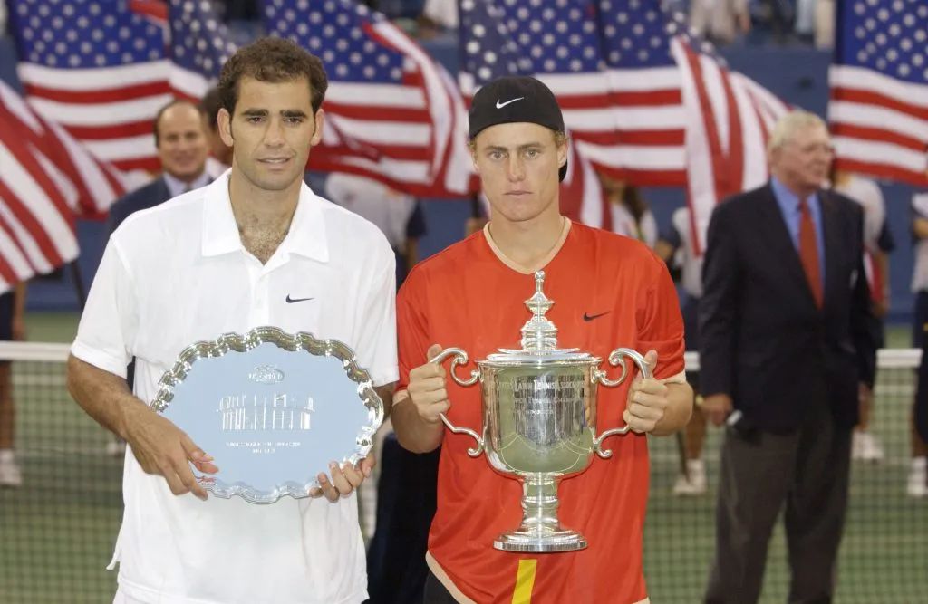 Pete Sampras y Lleyton Hewitt tras la final del US Open 2001. (Foto: Getty).
