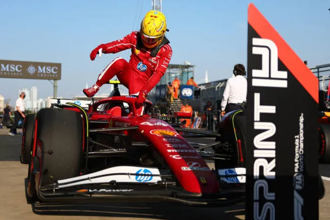 Hamilton rompió el récord del circuito y largará primero en la Sprint.