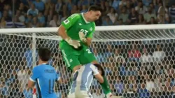 El duro choque entre Dibu Martínez y Nicolás Tagliafico en Argentina vs. Uruguay