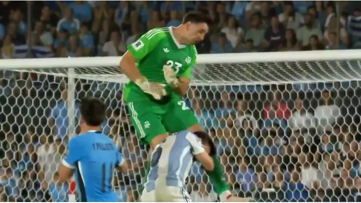 El duro choque entre Dibu Martínez y Nicolás Tagliafico en Argentina vs. Uruguay