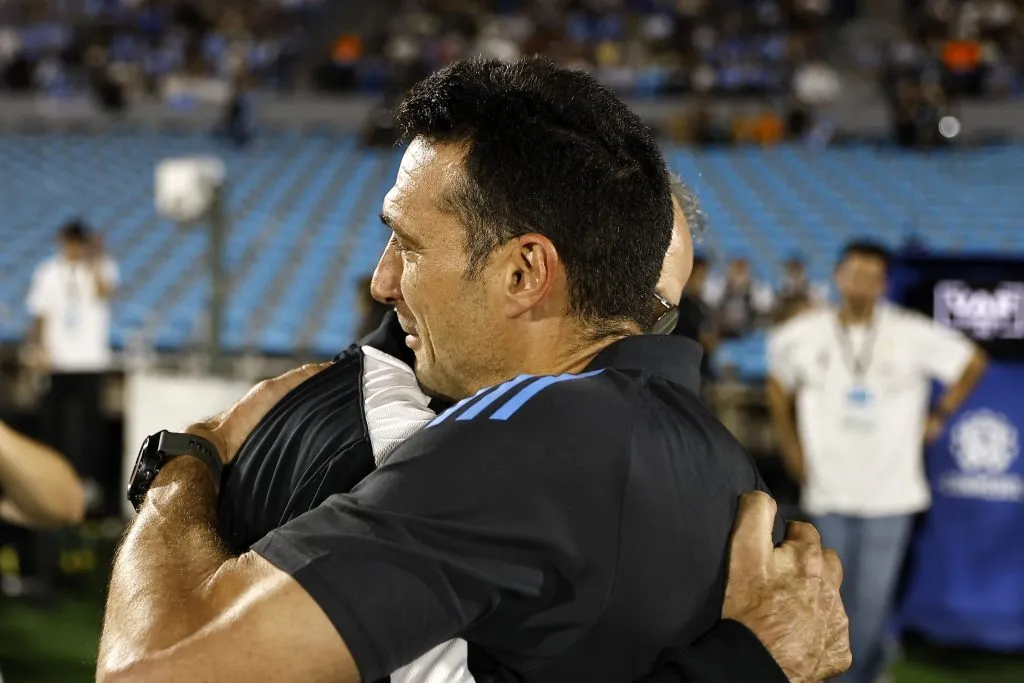 Abrazo entre Scaloni y Bielsa en el Estadio Centenario.