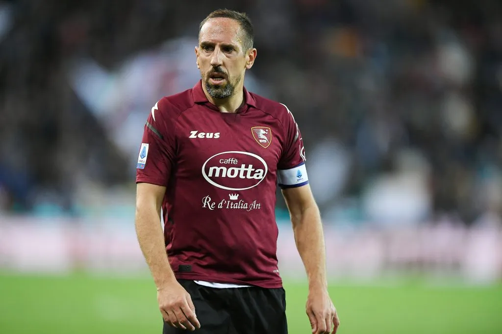 Franck Ribéry defendiendo la camiseta de Salernitana, su último equipo. (Getty Images)