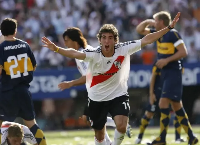 Gonzalo Hiaguaín, la gran figura del Superclásico del Apertura 2006 que ganó el Millonario por 3 a 1 con dos goles suyos.