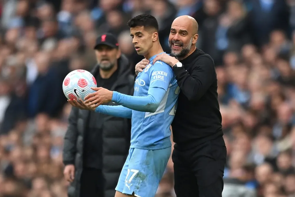 Joao Cancelo con Pep Guardiola en Manchester City.