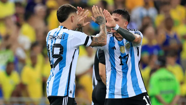 Nicolás Otamendi festeja con Enzo Fernández el gol de la victoria de Argentina por 1-0 a Brasil en el Estadio Maracaná por las Eliminatorias Sudamericanas rumbo al Mundial 2026.