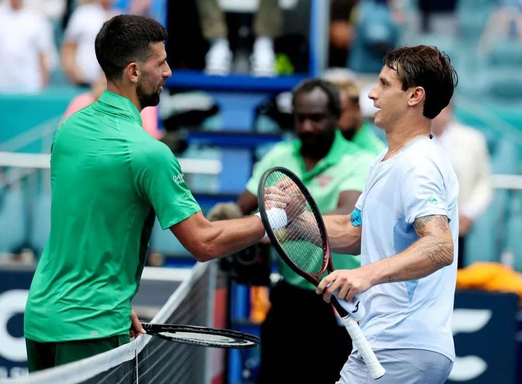 Novak Djokovic saluda a Camilo Ugo Carabelli luego del triunfo por 6/1 y 7/6. (Foto: Getty).