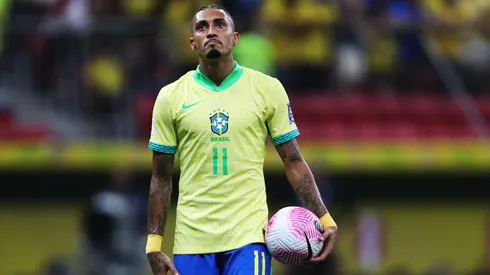 Raphinha con la camiseta de Brasil.