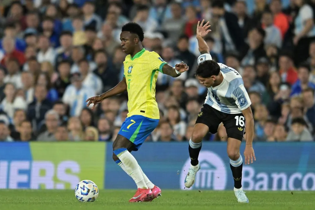 El talento de Vinicius Jr. fue contenido por la defensa argentina.
