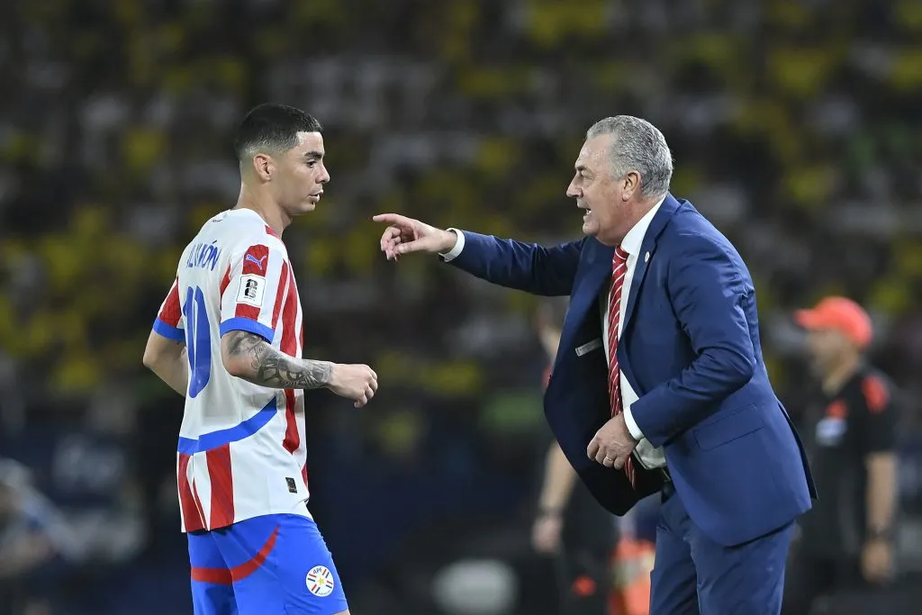 Miguel Almirón y Gustavo Alfaro. (Foto: Getty).