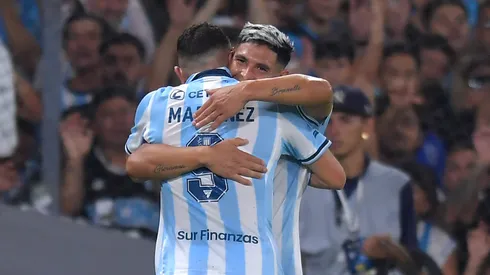 El abrazo entre Adrián 'Maravilla' Martínez y Maximiliano Salas, la delantera de la Academia.