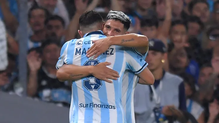 El abrazo entre Adrián 'Maravilla' Martínez y Maximiliano Salas, la delantera de la Academia.