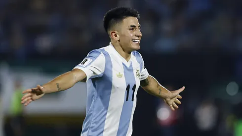 Thiago Almada con la camiseta de la Selección Argentina.