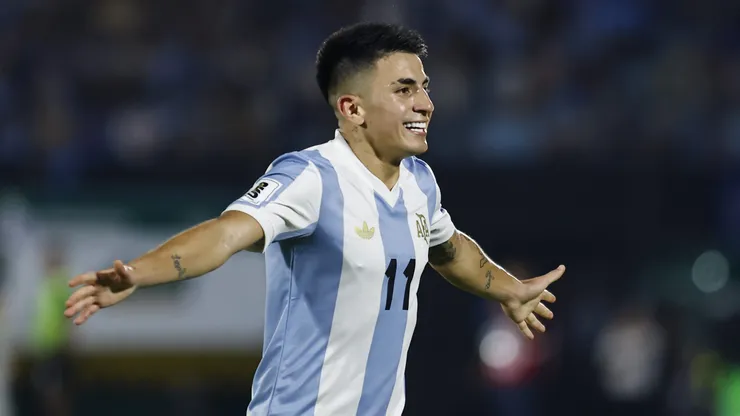 Thiago Almada con la camiseta de la Selección Argentina.