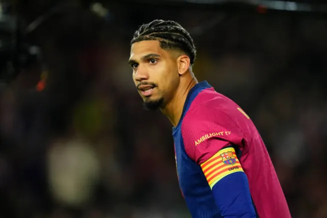 La falta de minutos de Ronald Araujo vs. Bolivia le da la posibilidad de jugar en el Barcelona.