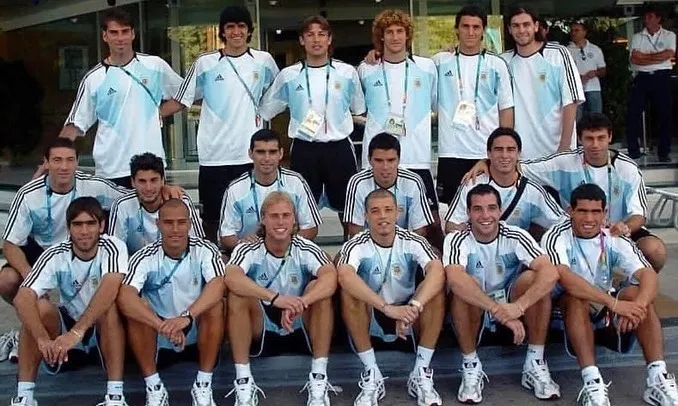 El plantel campeón en Atenas 2004. Foto IG.