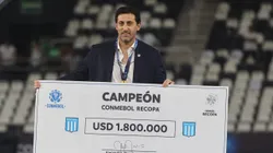 Milito con el cheque de Racing campeón de la Sudamericana.