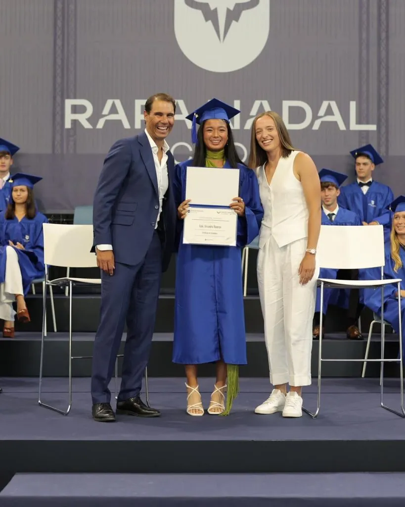 Eala en 2023, tras recibirse en la Rafa Nadal Academy, en la foto está junto a Rafael Nada e Iga Swiatek. (Foto: Rafa Nadal Academy).