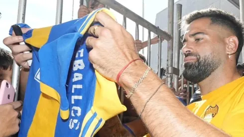 Milton Giménez con los hinchas de Boca en Rosario.