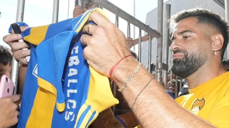 Milton Giménez con los hinchas de Boca en Rosario.